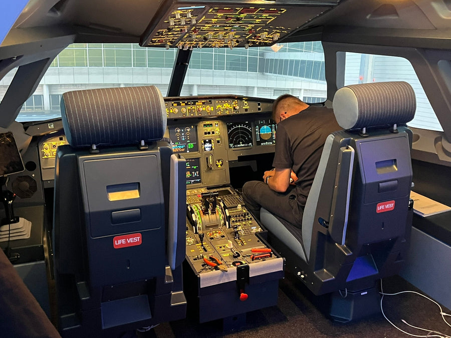 Platz nehmen wie im echten Airbus: Unsere neuen Cockpit-Sitze sind da
