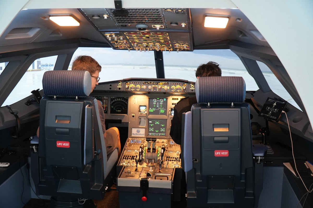 Zwei Personen fliegen im A320 Flugsimulator in Gilching bei München