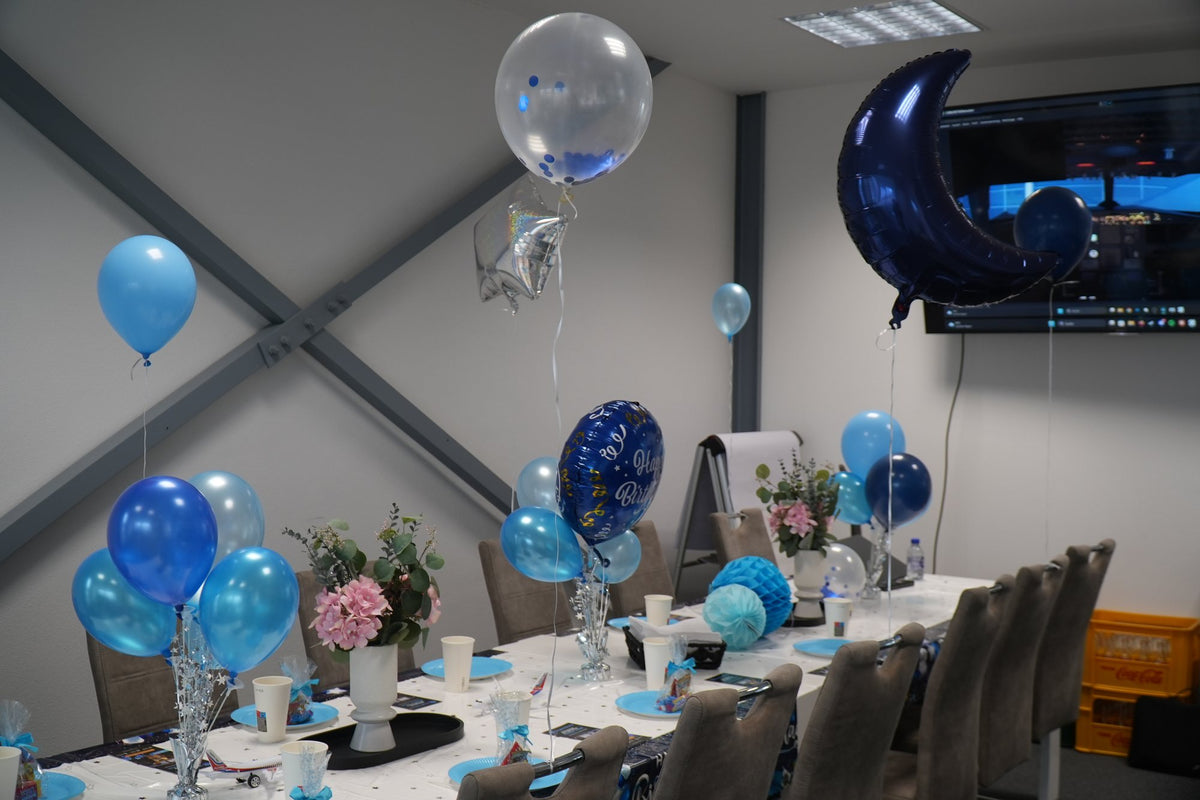 Geburtstagstisch mit blauen Ballons bei SkySimWorld in Gilching