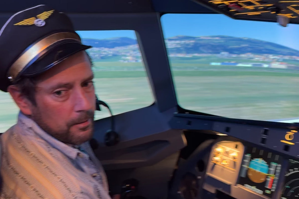 Junggesellenabschied: Gast in Lederhose mit Pilotenmütze auf dem Kapitänssitz im A320 Flugsimulator