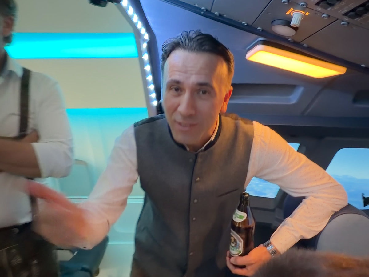 Gast in Trachtenweste mit Bier im Cockpit beim Junggesellenabschied